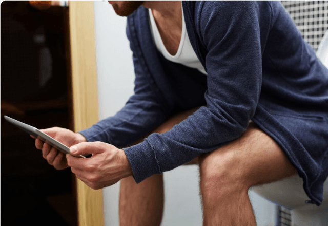 Uso de celular no vaso sanitário pode aumentar risco de hemorroidas, aponta estudo de Harvard