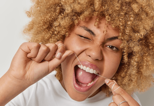 Uso de fio dental pode reduzir o risco de AVC e arritmia cardíaca | Freepik