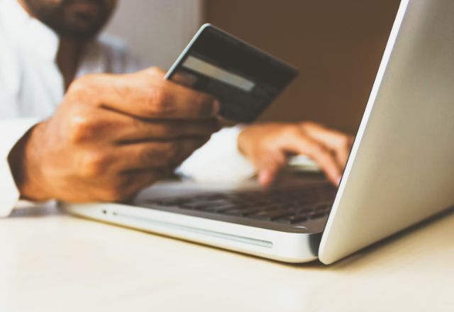 Uso do cartão de crédito é uma das formas de acumular pontos nos programas de fidelidade | Unsplash