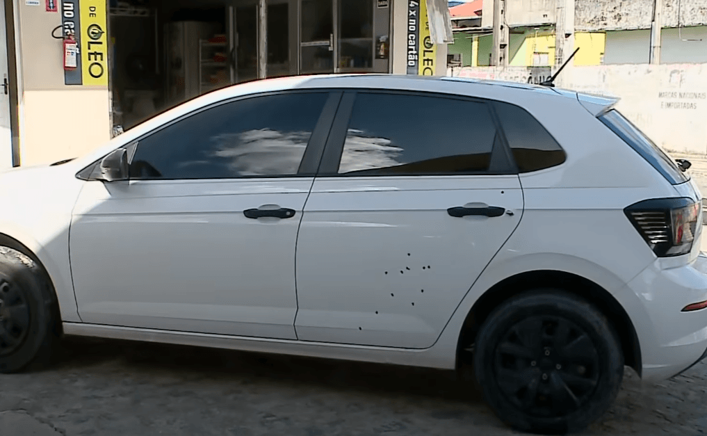 Pelo menos 12 disparos atingiram a porta traseira do carro em que bebê estava com pai e mãe | TV Jornal