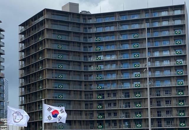 VIla paralímpica em Tóquio com bandeiras do Brasil nos apartamentos