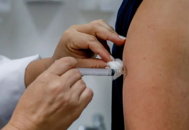 Brasil conta com uma vacina disponível para a população, a QDenga | Paulo Pinto/Agência Brasil