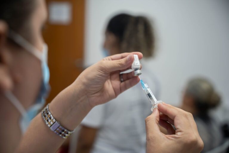 Mais de 3 mil servidores públicos receberam vacina contra a dengue em campanha da Geap Mais de 3 mil servidores públicos receberam vacina contra a dengue em campanha da Geap