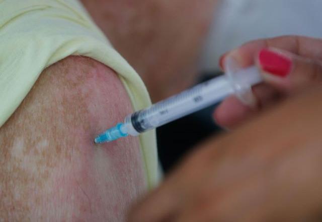 Pazuello diz ter contratado 138 milhões de doses da Pfizer e da Janssen Pazuello diz ter contratado 138 milhões de doses da Pfizer e da Janssen