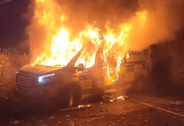 Manifestante incendiaram vans | Foto: reprodução/redes sociais 