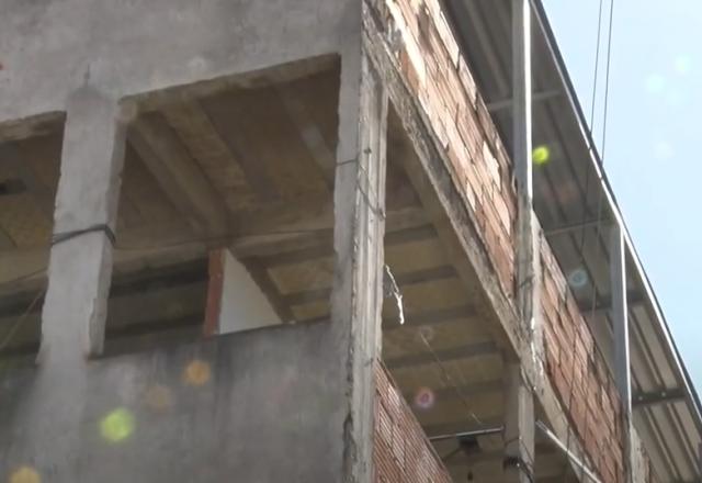 Varanda de uma casa em alvenaria sem proteção