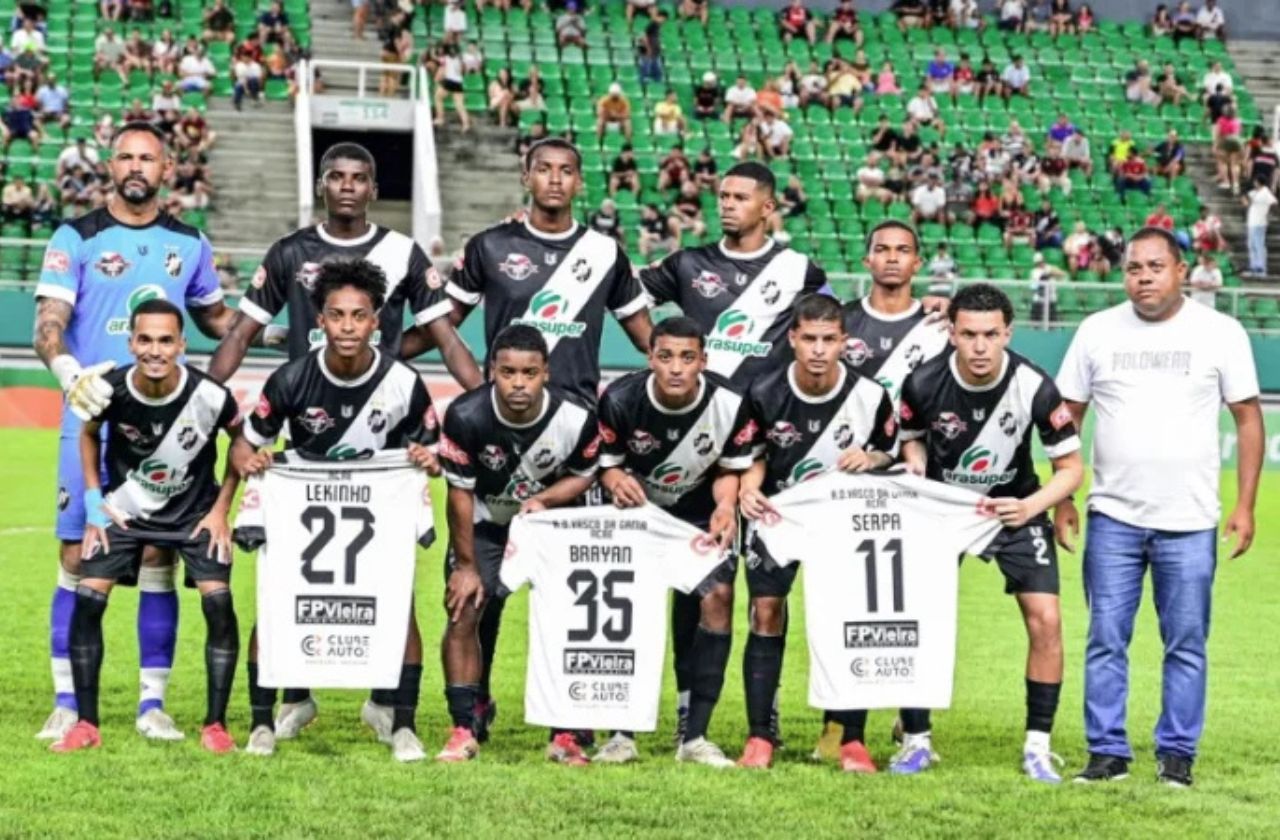Jogadores perfilados seguram camisas em homenagem aos acusados | Instagram / Reprodução