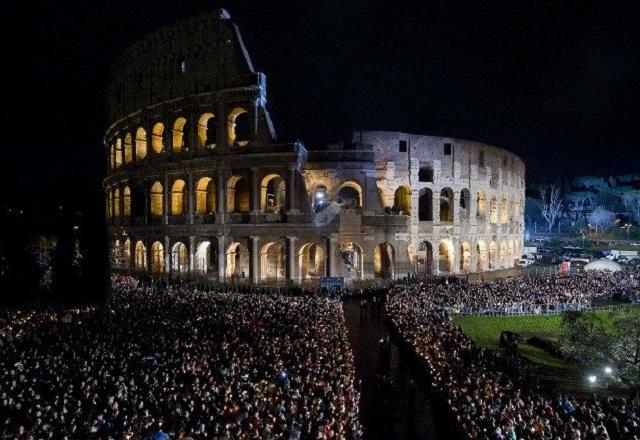 Inúmeras pessoas ao redor do Coliseu, em Roma (Divulgação/Vatican News)