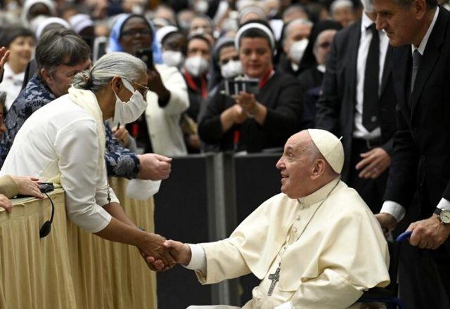 Papa Francisco cumprimentou fiéis após audiência nesta 5ª feira (5.mai) | Reprodução/Vatican News