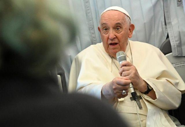 Declaração foi dada enquanto Francisco retornava ao Vaticano após visita na Hungria | Reprodução/Vatican News