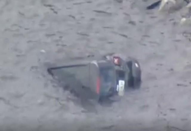 Veículo afundando na Represa Billings depois de motorista perder controle