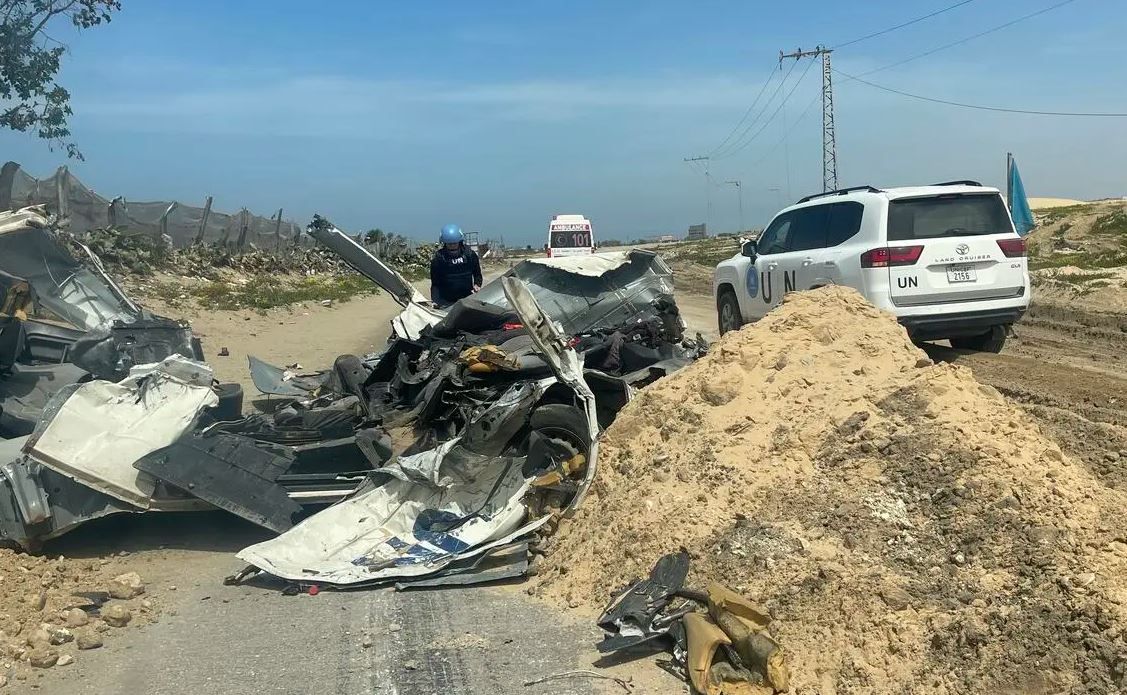 Veículo da ONU após ataque em que 15 socorristas foram mortos uniformizados em Gaza em março de 2025