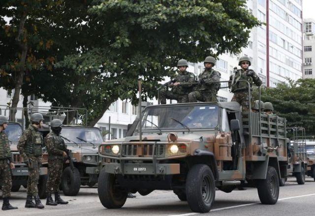 Cabo do Exército é investigado por vender armas em Salvador Cabo do Exército é investigado por vender armas em Salvador