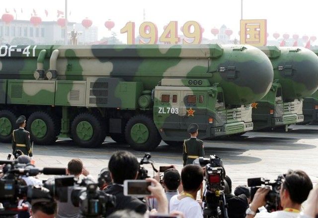 Veículos militares transportando mísseis balísticos intercontinentais DF-41 desfilam pela Praça Tiananmen, em Pequim, China 1º de outubro de 2019 | Reuters/Jason Lee