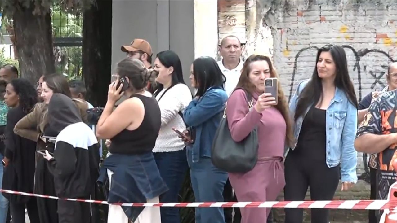 Velório de Rick reúne fãs na porta de cemitério em Sorocaba. | Imagem: SBT