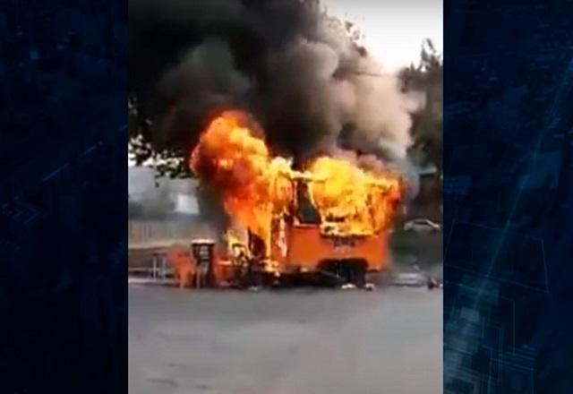 Vendedor tem food truck destruído após incêndio