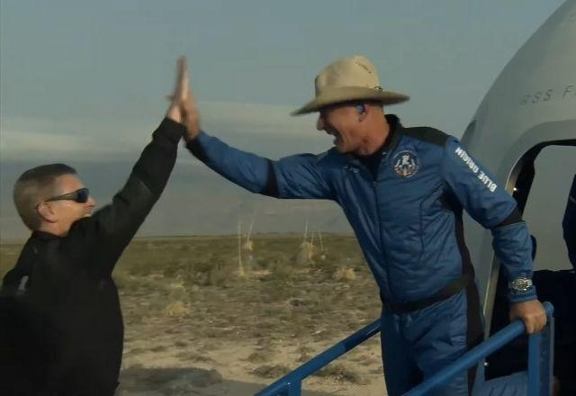 Viagem à borda do espaço foi bem sucedida; Os quatro passageiros passam bem | Blue Origin