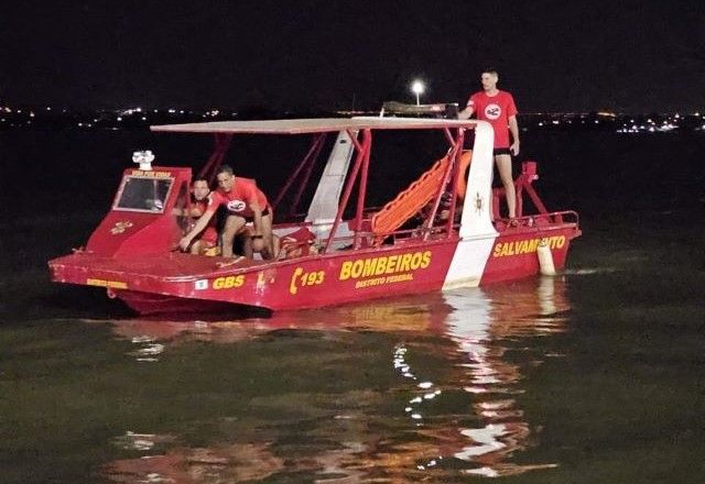 Viatura aquática (lancha L-1) usada por bombeiros na ocorrência | Divulgação/CBMDF