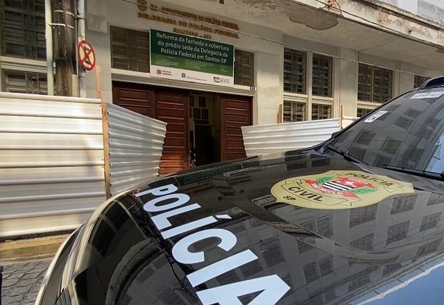 Viatura da Polícia Civil estacionada em frente a prédio | Reprodução