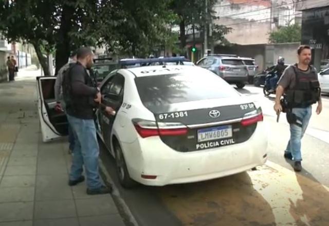 Viatura da Polícia Civil e três agentes fardados ao redor