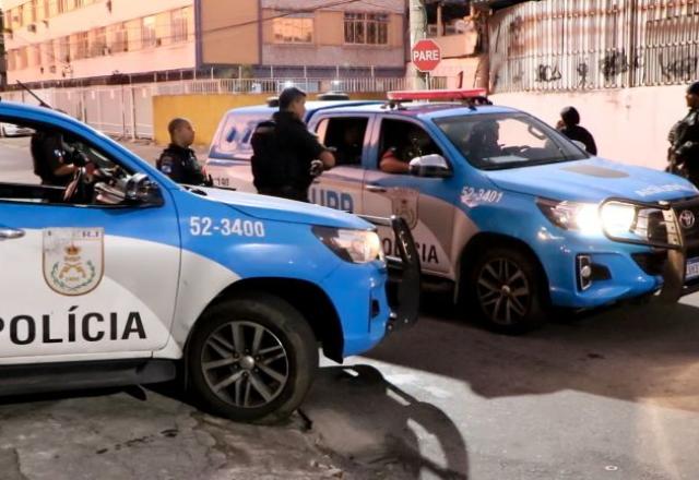 Viaturas policiais na Vila Cruzeiro