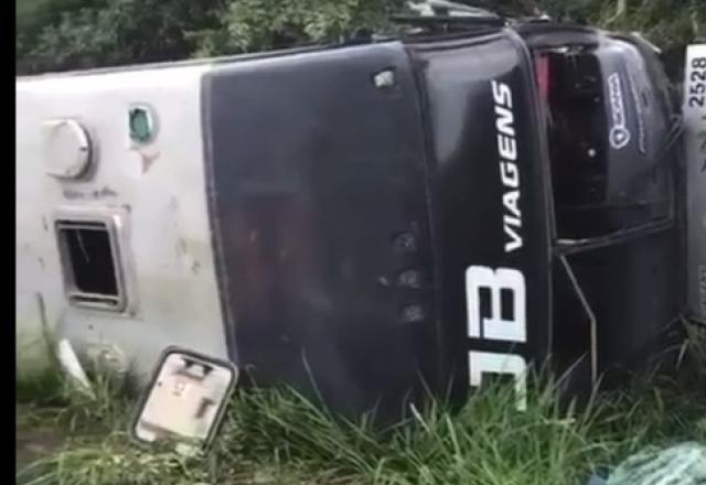 Ônibus tomba e deixa 20 feridos em Petrópolis Ônibus tomba e deixa 20 feridos em Petrópolis