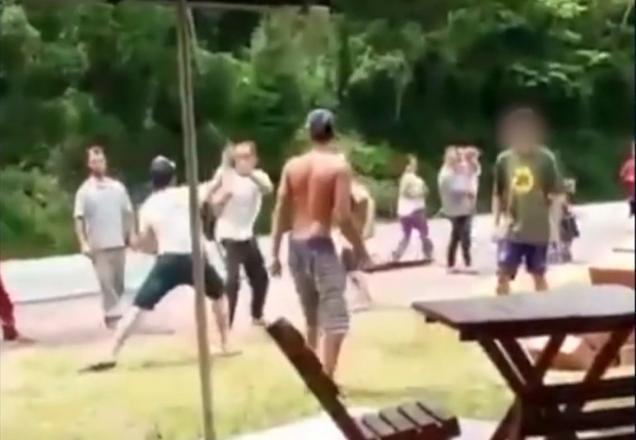 Vídeo: briga entre grupos armados com facões deixa vários feridos no RS