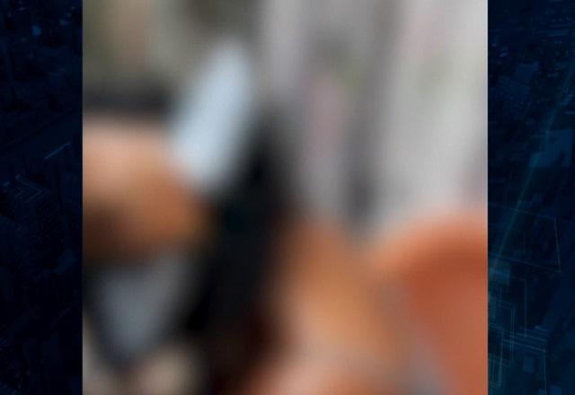 Vídeo desfocado para não identificar envolvidos revela mulher tendo o cabelo cortado com facão por criminoso