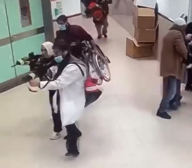 Vídeo divulgado pelo Ministério do Exterior da Palestina mostra o momento em que soldados israelenses invadem hospital na Cisjordânia Ocupada