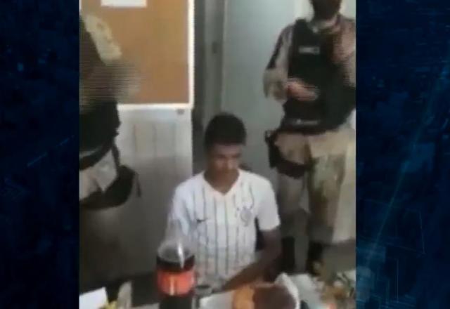 Vídeo em que policiais aparecem fazendo festa para suspeito preso no dia do aniversário de 18 anos