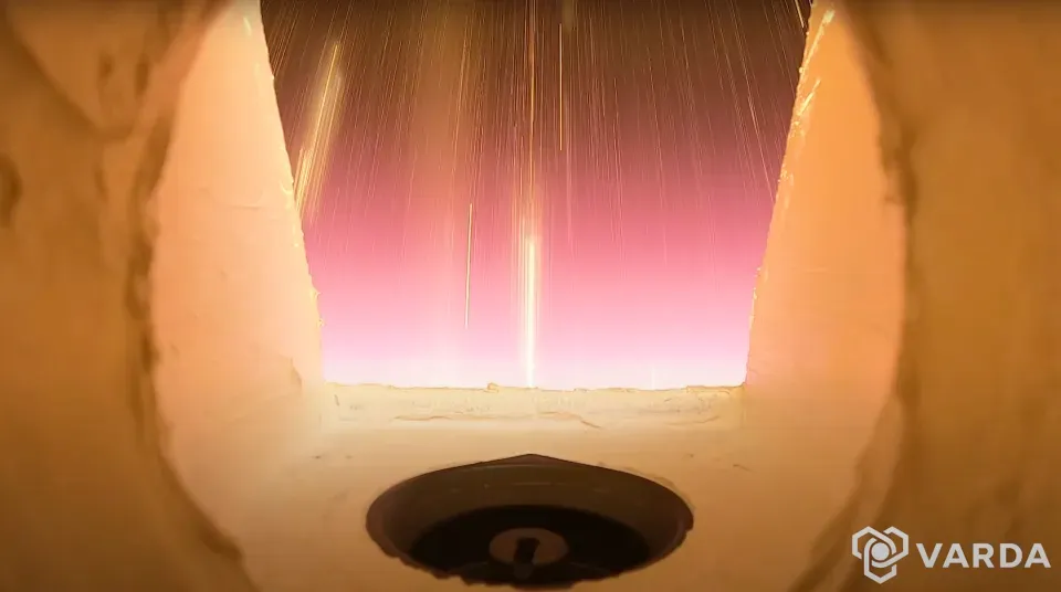 Vídeo mostra imagens impressionantes da cápsula espacial reentrando na Terra | Varda Spaces Industries