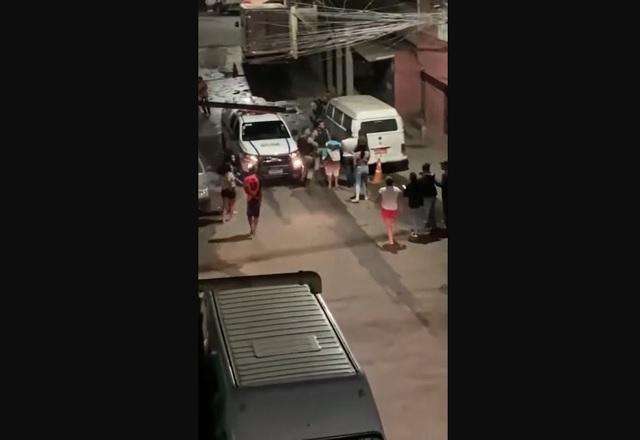 Vídeo mostra momento em que PMs atiram contra homem (Reprodução)