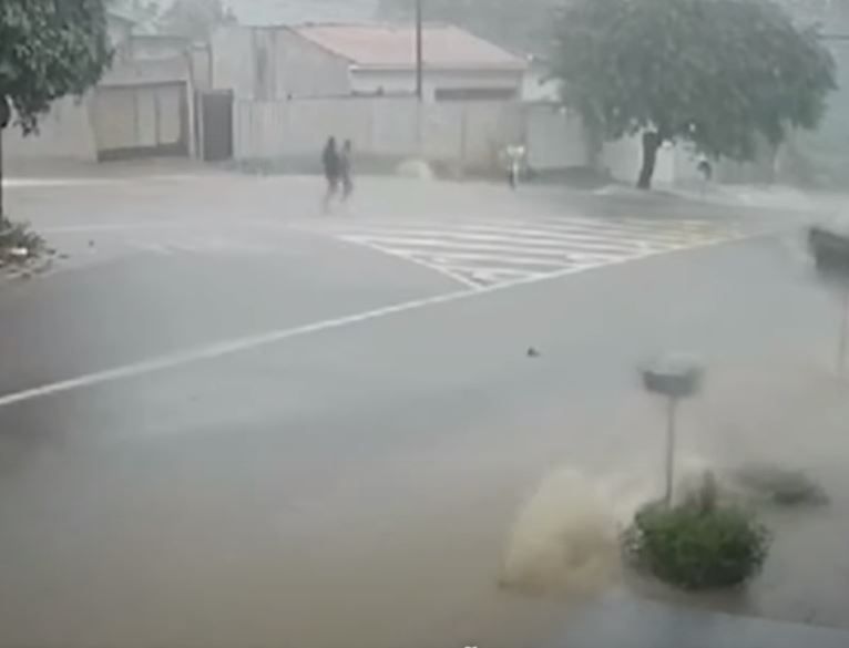 Vídeo mostra vizinhos tentando salvar mãe e filha que morreram afogadas em enchente em Limeira | Reprodução