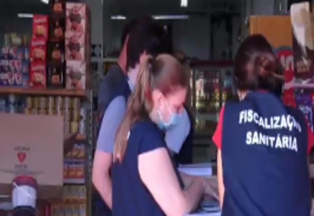 Vigilância encontra três toneladas de alimentos vencidos em loja