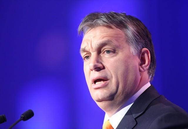 Viktor Orbán fala ao microfone (Flickr)