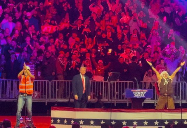 Donald Trump com integrantes do Village People | Patricia Vasconcellos / SBT News