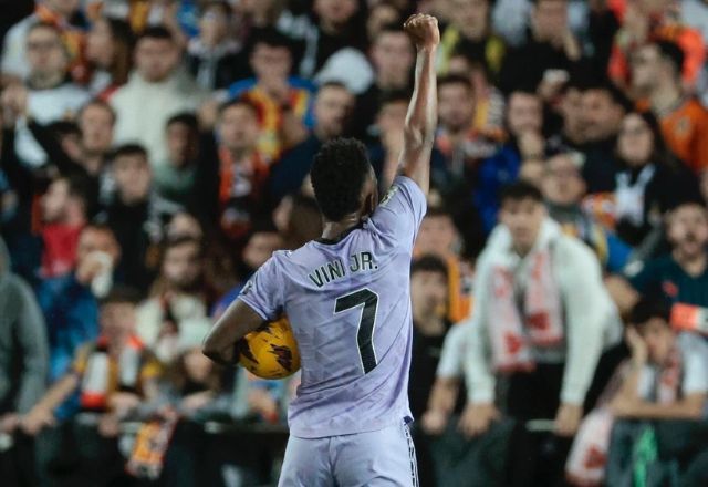 Vinicius Júnior, atacante do Real Madrid e Seleção Brasileira, protestando em campo contra o racismo I Reprodução/ Redes sociais