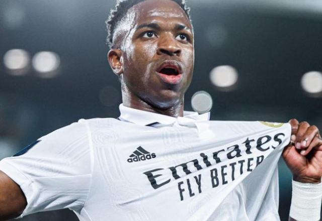 Vinícius Jr. puxa camisa do Real Madrid (Reprodução)