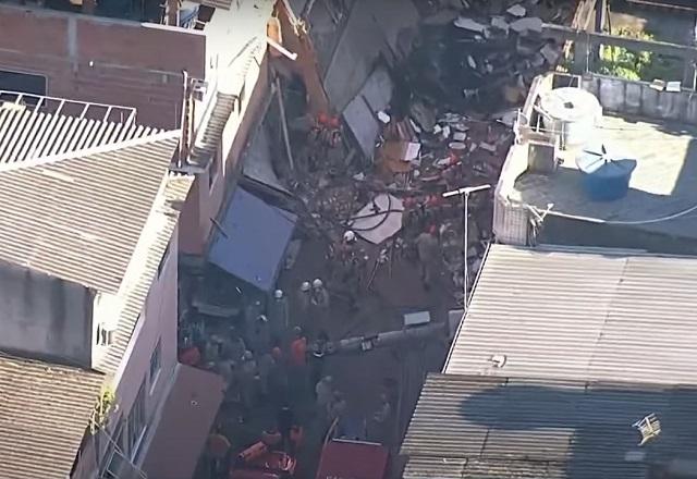 Visao aerea de desabamento de predio no RJ