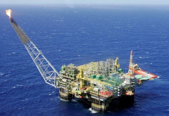 Visão aérea de uma plataforma da Petrobras na Bacia de Campos, a P-52 | Reuters/Bruno Domingos
