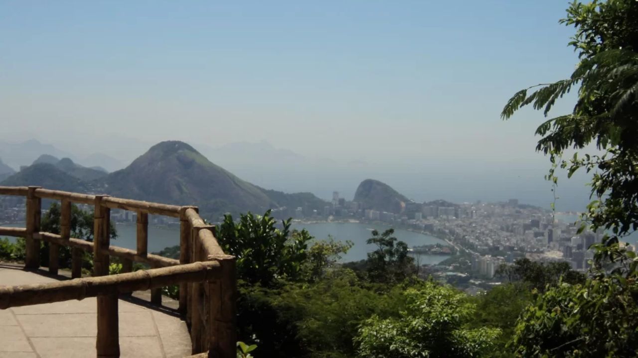 Quatro pessoas morrem em queda de helicóptero no Rio