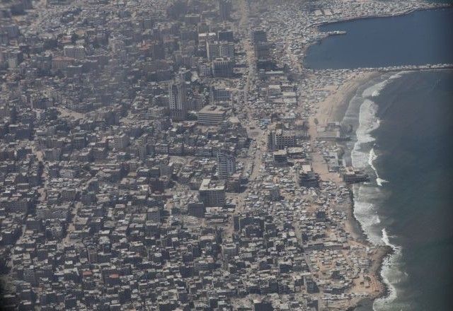 Vista aérea da Faixa de Gaza por meio de avião militar da Jordânia | 17/8/2025/Reuters/Alaa Al Sukhni