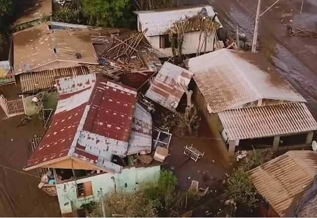 Vista aérea de casas destruídas e cheias de lama após enchente