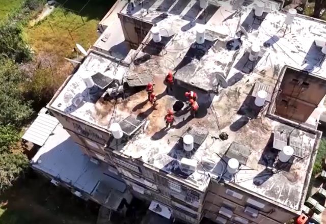 Vista aérea de prédio atingido em Israel | Reprodução/Reuters