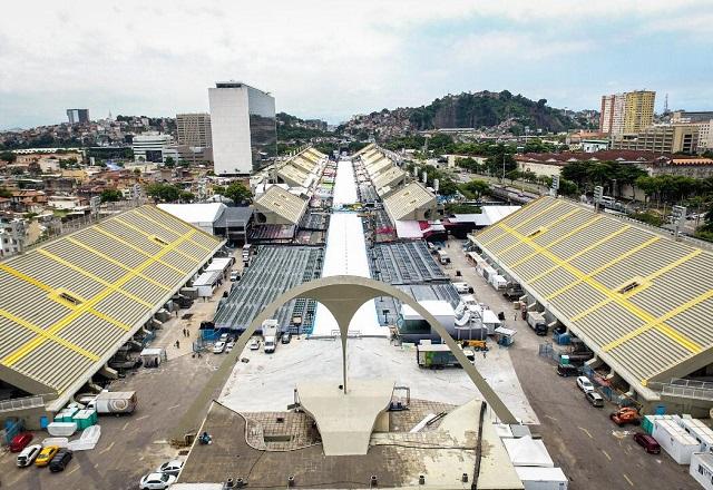 Vista aérea do sambódromo do rio de janeiro, vazio, durante o dia