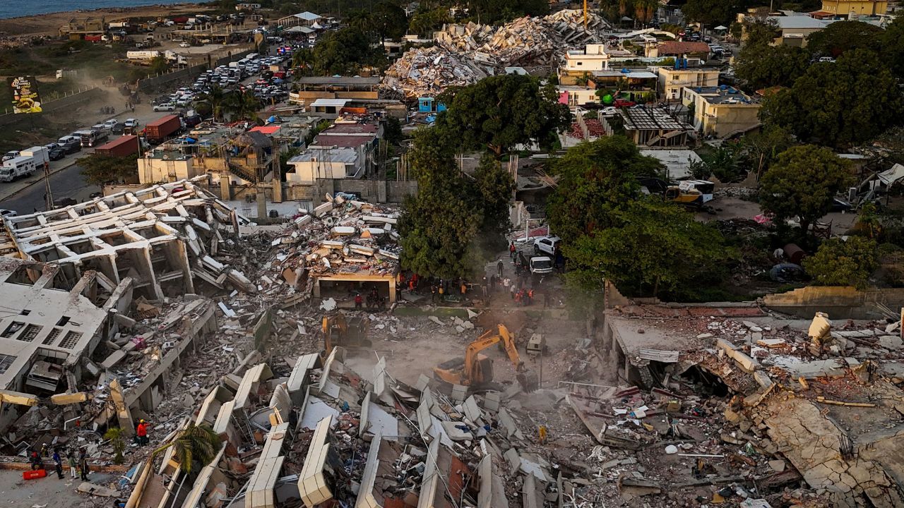 Vista aérea dos prédios destruídos após terremotos em Caraballeda, no Estado de La Guaira, na Venezuela. | Miguel Medina/Pool via REUTERS