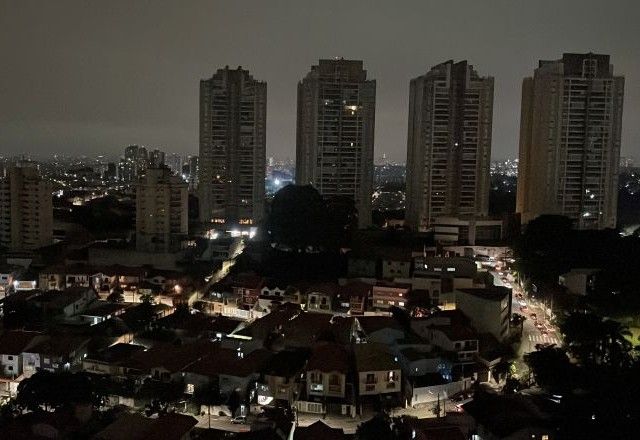 Vista mostra vários imóveis sem energia elétrica no bairro do Morumbi em São Paulo | 06/11/2023/Reuters/Camila Moreira