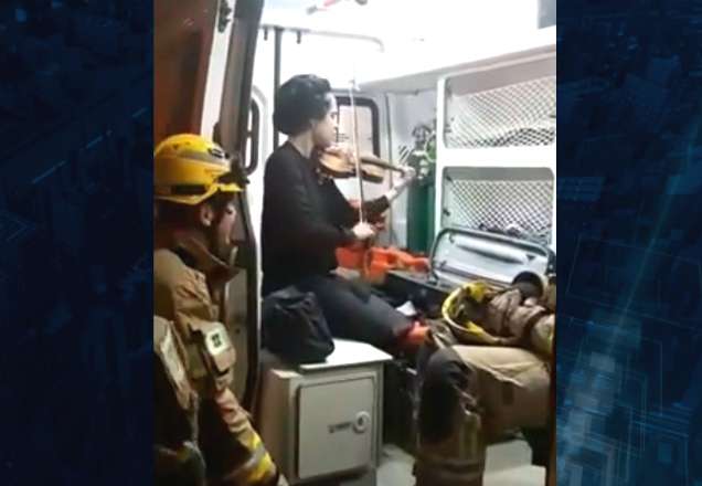 Vítima de acidente toca violino na ambulância e emociona bombeiros Vítima de acidente toca violino na ambulância e emociona bombeiros