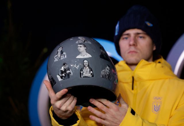  Vladyslav Heraskevych mostra capacete com imagens de vítimas da guerra na Ucrânia | Reuters/Leonhard Foeger