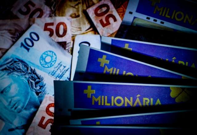 Volantes da +Milionária e notas de real